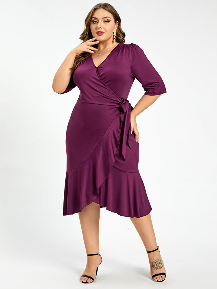 Lila Midikleid mit V-Ausschnitt