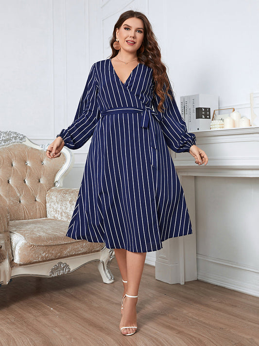 Blaue gestreifte Wickel-Midi-Kleid mit Kreuzband