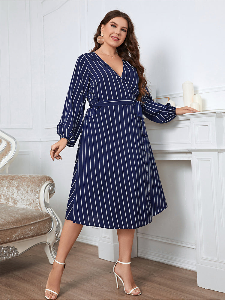 Blaue gestreifte Wickel-Midi-Kleid mit Kreuzband