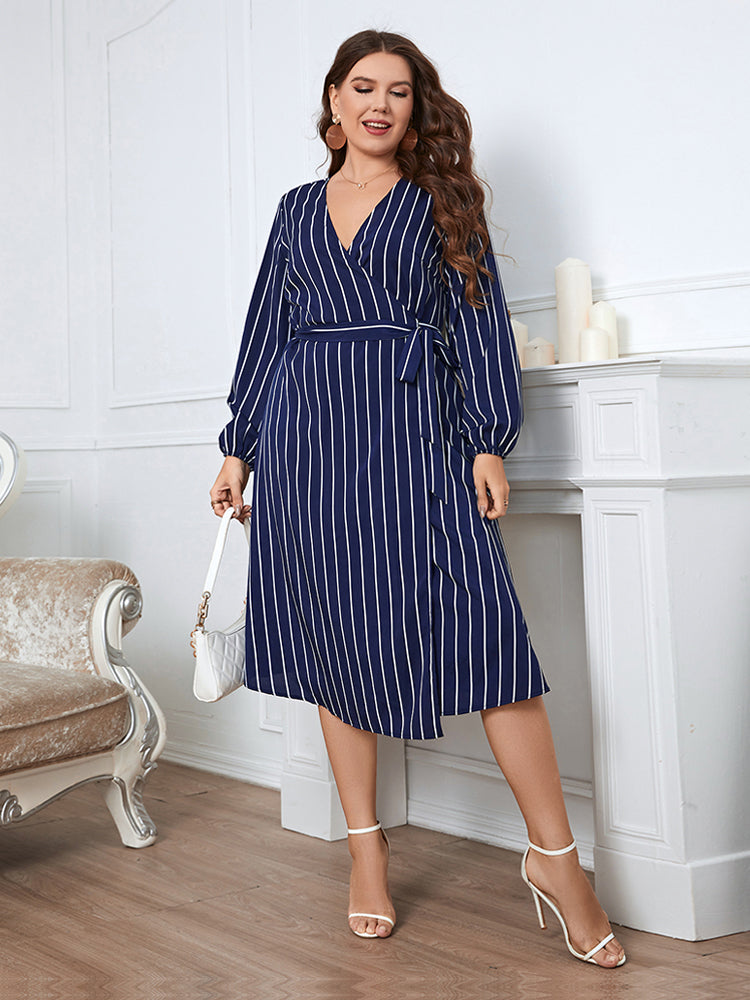 Blaue gestreifte Wickel-Midi-Kleid mit Kreuzband