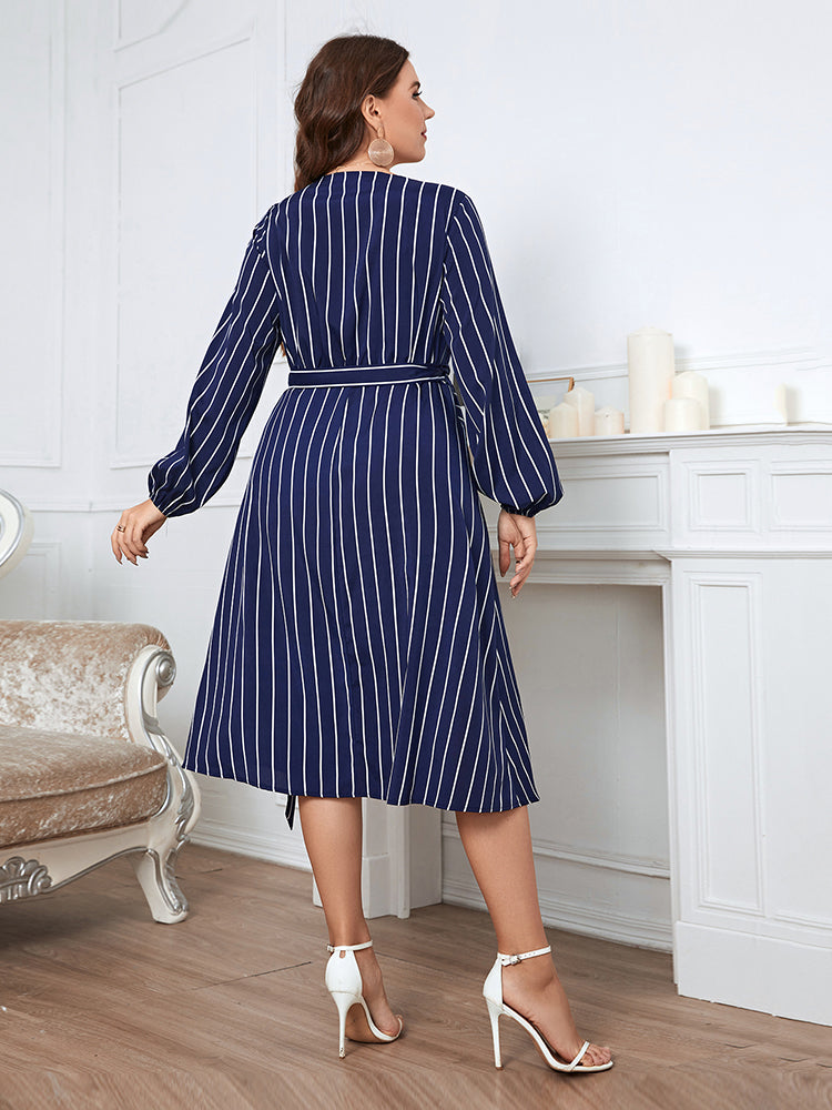 Blaue gestreifte Wickel-Midi-Kleid mit Kreuzband