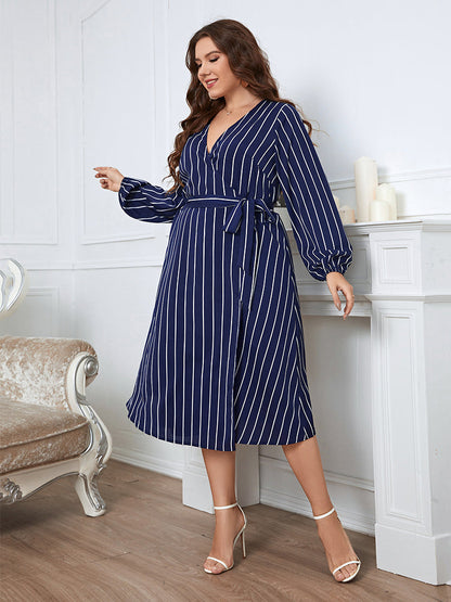Blaue gestreifte Wickel-Midi-Kleid mit Kreuzband